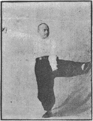 Figure 50 du « Tantui jiangyi » (1935) — la jambe-flèche à gauche (第五十圖\u3000左箭彈腿)