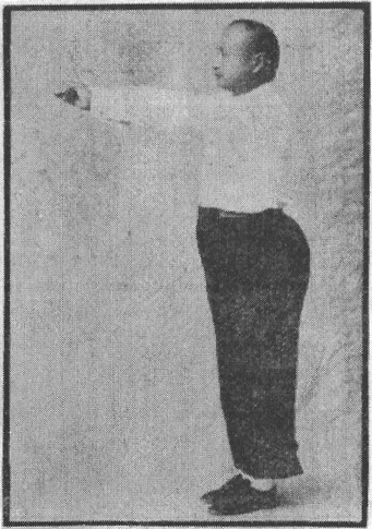 Figure 2 du « Tantui jiangyi » (1935) — avancer d&rsquo;un pas, extension horizontale (第二圖\u3000上步平伸)