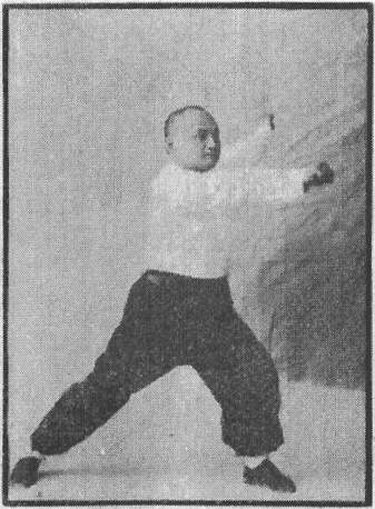 Figure 4 du « Tantui jiangyi » (1935) — le coup de coude tournant à gauche (第四圖\u3000左拐肘)