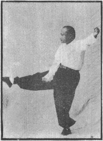 Figure 5 du « Tantui jiangyi » (1935) — le coup de pied droit (第五圖\u3000踢右腿)