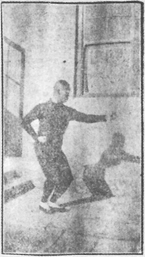 Figure 6 du livre : le poing gauche en avant