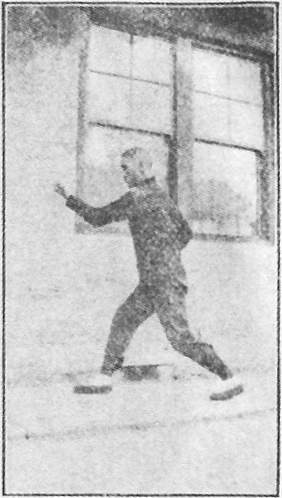 Figure 20 du livre : le poing gauche passe sous le coude droit