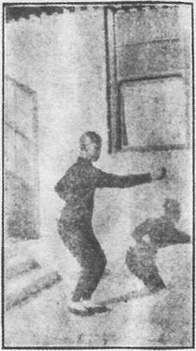 Figure 24 du livre : le poing qui s’éboule en pas accordé