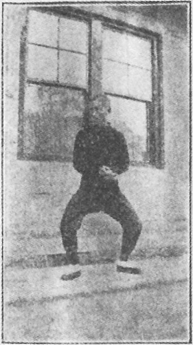 Figure 27 du livre : les deux mains réunies au nombril