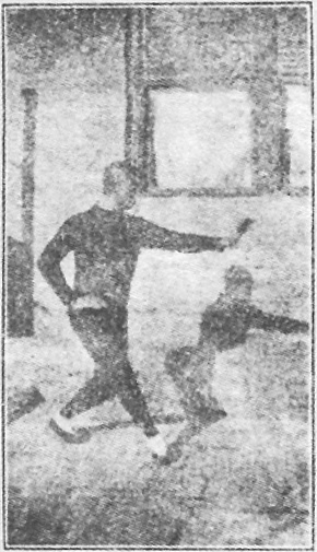Figure 32 du livre : le poing qui fend, main gauche et pied droit devant