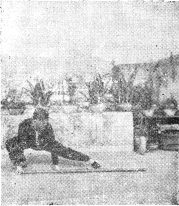 Posture 22, seconde partie (planche 71c du livre) : saut vers l’arrière, jambe gauche jetée, le bâton suit le corps
