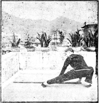 Posture 14c (planche 14c du livre) : corps et bâton se jettent au sol, jambe gauche jetée