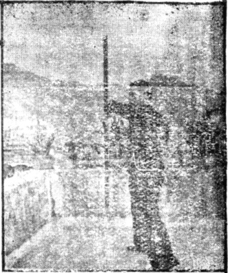 Posture 18a (planche 18a du livre) : la main gauche descend le long du bâton jusqu’à hauteur de la droite