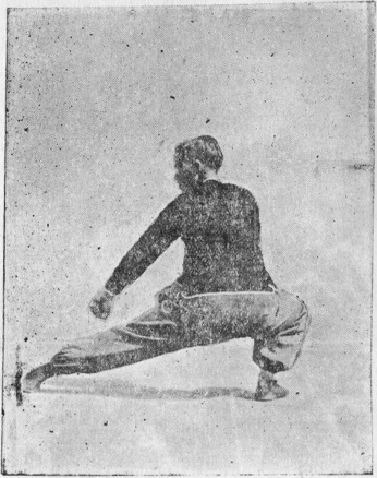 Posture 9 : double main scellée et jambe gauche qui se jette en avant pour faucher — planche de l’édition de 1959