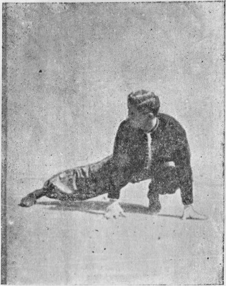Posture 10 : les paumes poussent vers le sol à gauche cependant que le pied droit balaie vers la gauche — planche de l’édition de 1959