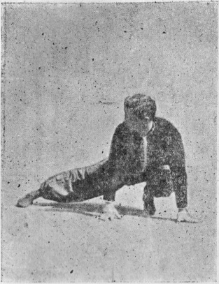 Posture 12 : le pied droit balaie devant soi vers l’avant, comme à la posture 10 — planche de l’édition de 1959