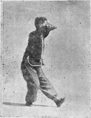 Posture 13 : les deux mains en crochet se lèvent jusqu’à la hauteur des oreilles — planche de l’édition de 1959