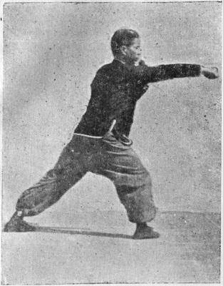 Posture 16 : le poing droit part de la taille et heurte la paume gauche à mi-course — planche de l’édition de 1959