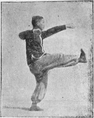 Posture 17b : bond en avant, jambe droite qui pousse, poing gauche en avant et poing droit tiré à l’épaule — planche de l’édition de 1959