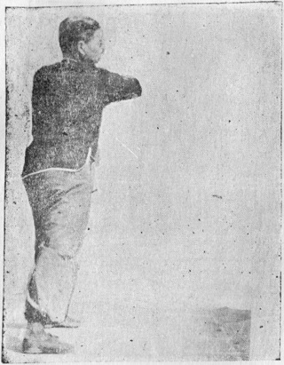 Posture 18 : les deux pieds retombent comme dans une chute, le coude droit empile en avant — planche de l’édition de 1959