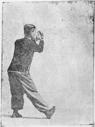 Posture 19 : la paume droite frappe en revers, la paume gauche vient à sa rencontre — planche de l’édition de 1959