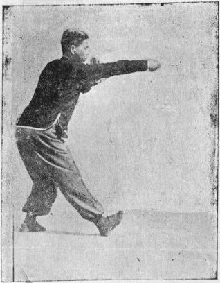 Posture 20 : le crochet inversé de la main droite jaillit en accompagnant le pas — planche de l’édition de 1959