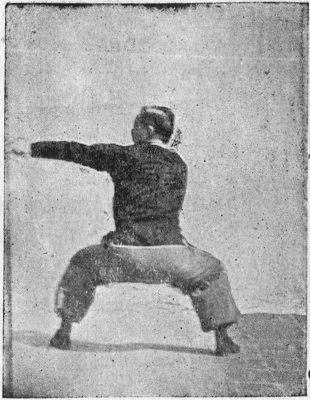 Posture 21 : position du cheval, les deux mains décrivent un cercle et forment un double crochet, la gauche tendue — planche de l’édition de 1959