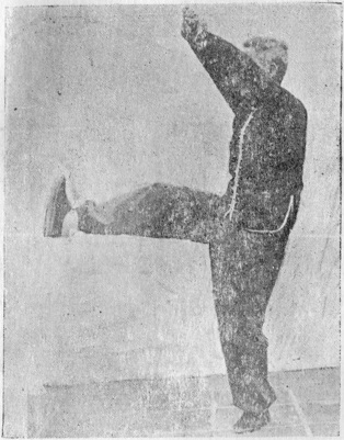 Posture 22 : le poing droit décrit un cercle en avant tandis que la jambe droite balaie depuis l’arrière — planche de l’édition de 1959