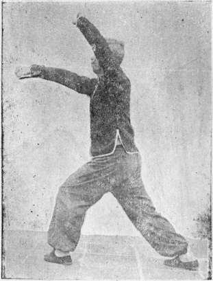 Posture 23 : retour du pied qui a balayé, poing gauche barrant au-dessus de la tête, poing droit partant de la taille — planche de l’édition de 1959