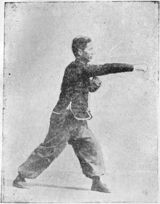 Posture 24 : les deux mains scellent du haut vers le bas, le poing droit perce en avant — planche de l’édition de 1959