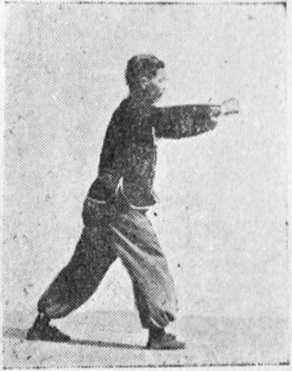 Posture 25a : la main gauche sort de sous l’aisselle jusqu’à l’extérieur du poing droit — posture de transition — planche de l’édition de 1959
