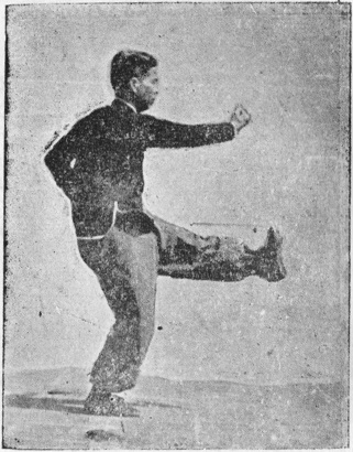 Posture 25b : le poing droit fend en avant cependant que le pied gauche écrase de côté vers le tibia — planche de l’édition de 1959