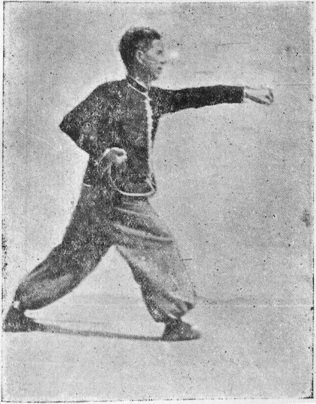 Posture 26 : le poing gauche perce depuis la taille, le pied qui a écrasé s’est retiré — planche de l’édition de 1959