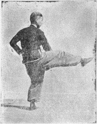 Posture 27 : le poing droit fend depuis la taille tandis que le pied droit relève — planche de l’édition de 1959