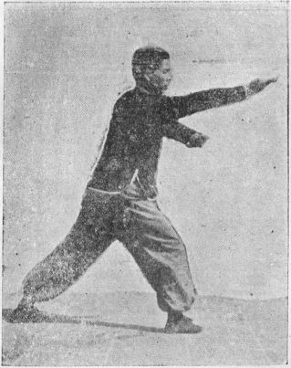 Posture 28 : les deux paumes en revers retombent du haut, la droite longue, la gauche courte — planche de l’édition de 1959