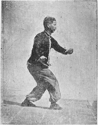 Posture 29 : les deux mains scellées, gauche yang et droite yin, se tirent en arrière avec le pas — planche de l’édition de 1959