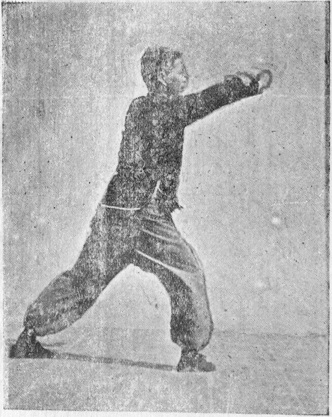 Posture 30 : le poing droit décrit un cercle transversal depuis le bas et s’arrête au centre — planche de l’édition de 1959