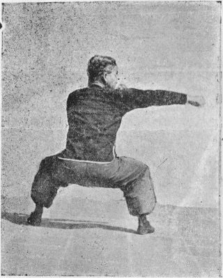 Posture 33 : le corps se rue en avant en position du cheval, le poing droit jaillit de la taille — planche de l’édition de 1959