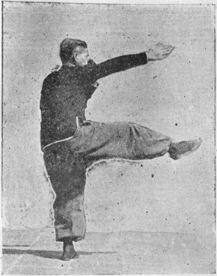 Posture 34 : les deux paumes se séparent, la droite longue, la gauche courte, en même temps que la jambe droite frappe — planche de l’édition de 1959