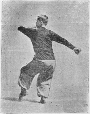 Posture 36 : pas de tigre enjambé, le poing gauche recule le coude plié — posture du simple fouet — planche de l’édition de 1959