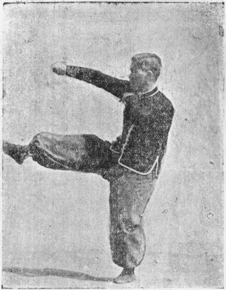 Posture 37b : le pied droit, resté derrière, frappe en coup de pied circulaire — planche de l’édition de 1959