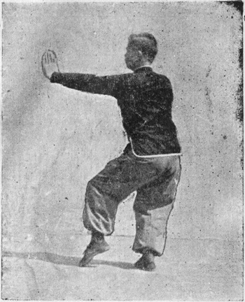 Posture 38b : les trois paumes relevées de suite, gauche, droite, gauche — posture de clôture de l’enchaînement — planche de l’édition de 1959