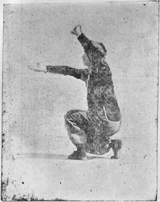 Posture 4 : le poing gauche barre au-dessus de la tête, la paume droite tranche en biais à la taille — planche de l’édition de 1959