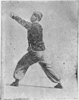 Posture 5 : le poing gauche décrit un cercle transversal jusqu’au centre, où il heurte la paume droite — planche de l’édition de 1959