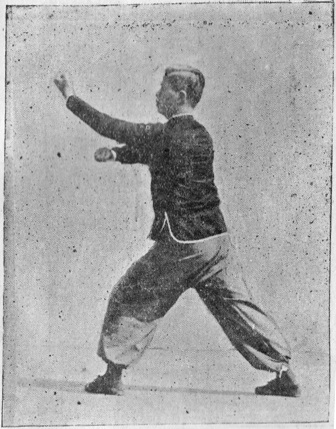 Posture 6 : le poing gauche s’effondre du haut vers le bas en revers — planche de l’édition de 1959