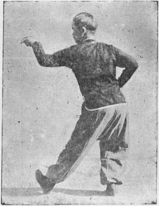 Posture 7 : pas de la Grande Ourse, main gauche en crochet, poing droit à la taille — planche de l’édition de 1959
