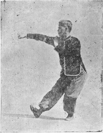 Posture 8 : le poing droit jaillit de la taille et heurte la paume gauche, qui se pose sur l’épaule droite — planche de l’édition de 1959