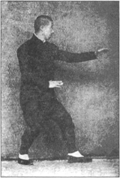 Posture des deux formes (兩儀勢) : Sun Lutang, photographie de l&rsquo;édition originale de 1915 du « Xingyi quan xue »