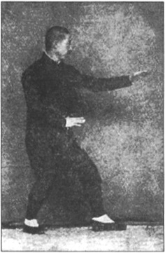 Posture des trois substances (三體勢) : Sun Lutang, photographie de l&rsquo;édition originale de 1915 du « Xingyi quan xue »
