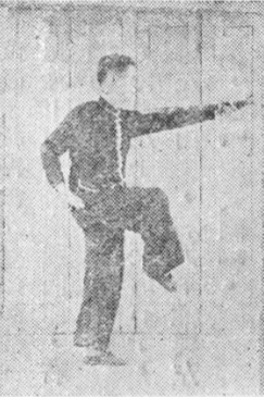 Posture 4, position de passage B (planche 4b) : le saut, la paume droite frappant le genou droit, le sabre légèrement avancé