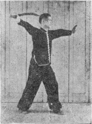 Posture 43, position de passage A (planche 43a) : la paume gauche en avant, le sabre droit tiré devant le visage vers le dos