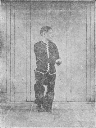 Posture 43, figure finale (planche 43b) : le sabre descendu le long du dos et du bras gauche jusqu&rsquo;au poignet, la main gauche crochetée vers l&rsquo;arrière
