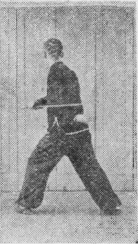 Posture 45, position de passage A (planche 45a) : le pied gauche avancé, le sabre et la main inchangés
