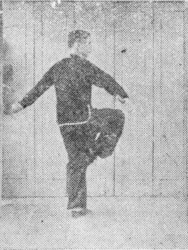 Posture 45, position de passage B (planche 45b) : le pied droit levé, le sabre descendant le long du genou droit, la main gauche crochetée derrière