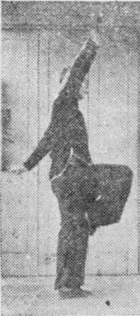 Posture 45, position de passage C (planche 45c) : le sabre contournant le bas puis le dos, la main droite levée à la verticale
